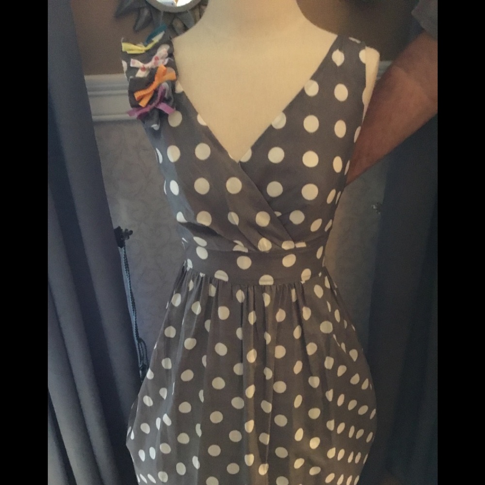 Vintage style polka dotted dress with pockets grey
